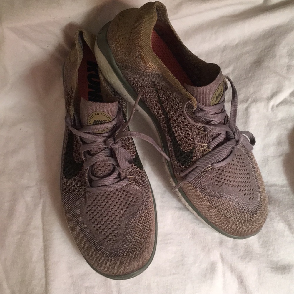 NWOT Khaki green women’s nikes size 10.5